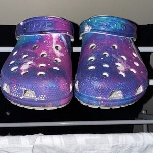 Crocs Unisex M5/W7 Galaxy Clogs - Purple and Blue